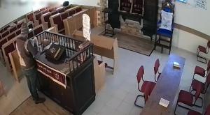 החשוד בשעת פעולה צילום: צילום מסך חדשות