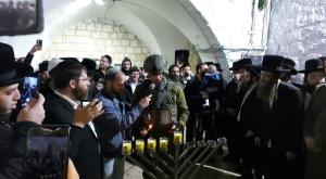 הלדקת נר רביעי בקבר יוסף צילום: מועצת שומרון התיישבות