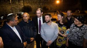 סמוטריץ' וחברי הציונות הדתית בשער שכם, יום חמישי האחרון צילום: Yonatan Sindel/Flash90 חדשות