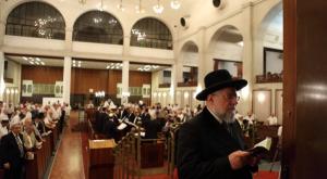 הרב לאו בבית הכנסת הגדול בתל אביב. ארכיון צילום: yaakov naumi/Flash90 המגזר