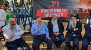 הרב דרוקמן והרב שפירא מול ביתו של ח"כ אורבך צילום: ללא חדשות