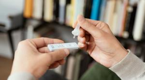 בדיקת אנטיגן ביתית צילום: shutterstock הלכה