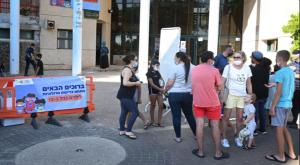 תור במתחם בדיקות סרולוגיות בקצרין צילום: Michael Giladi/Flash90 חדשות