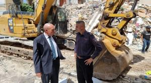 מבקר המדינה סמוך לבניין שקרס צילום: ללא חדשות