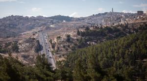 מבט על כביש מעלה אדומים-ירושלים, מאזור E1. ברקע: הר הצופים |  צילום: Hadas Parush/Flash90 חדשות