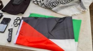 הסכין והפריטים שנתפסו על הערבי צילום: דוברות המשטרה חדשות