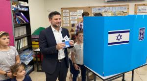 סמוטריץ' וילדיו בקלפי בקדומים צילום: הציונות הדתית פוליטי