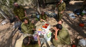 לוחמי צה"ל בגבול הרצועה, אתמול צילום: Avi Roccah/Flash90 חדשות