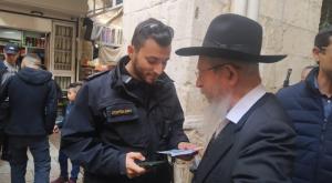 הרב ישראל אריאל מעוכב בכניסה להר הבית צילום: ברוך ליאור חדשות