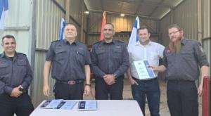 מתנדבי כיבוי האש ביצהר מקבלים תעודת הוקרה מראש המועצה ונציב הכבאות צילום: רועי חדי התיישבות