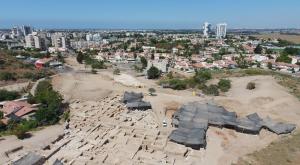 צילום אווירי של חפירת יבנה צילום: אמיל אלג'ם, רשות העתיקות חדשות