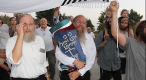 הרב אלישמע כהן בהכנסת ספר תורה בחומש, ארכיון צילום: ישיבת חומש התיישבות