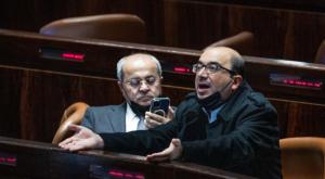 סאמי אבו שחאה ואחמד טיבי במליאת הכנסת  צילום: Yonatan Sindel/Flash90 חדשות