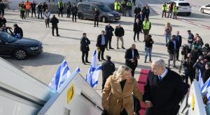 בני הזוג נתניהו בעת עלייתם למטוס |  צילום: עמוס בן גרשום, לע"מ חדשות