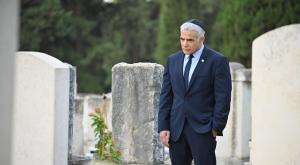 לפיד בקברו של אביו צילום: אלעד גוטמן פוליטי