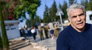לפיד בכניסה לבסיס תל השומר צילום: Tomer Neuberg/Flash90 פוליטי