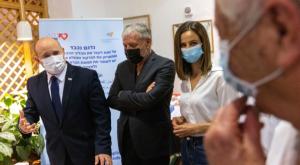 בנט והשרים בביקור בבית האבות צילום: Olivier Fitoussi/Flash90 חדשות