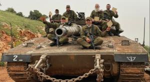 לוחמי שיריון יחד עם הרב הצבאי הראשי צילום: דובר צה"ל ביטחון