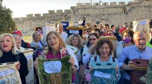 נשות הכותל והרפורמים בדרכם לתפילה בכותל המערבי, למצולמים אין קשר לנאמר בידיעה  צילום: נשות הכותל דעות