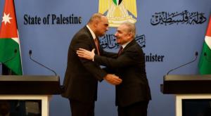 ראש הממשלה הפלשתיני אשתייה, נושק לראש הממשלה הירדני אל-ח'סאוונה (משמאל) צילום: Flash90 חדשות