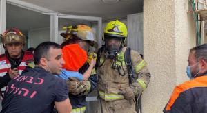 פינוי מהדירה בפתח תקווה צילום: דוברות כבאות והצלה לישראל חדשות