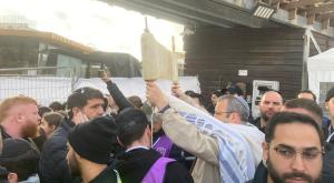 גלעד קריב וספר התורה צילום: נשות הכותל חדשות