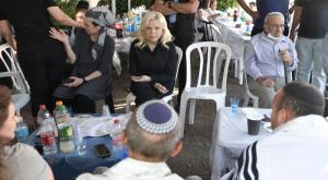 שרה נתניהו בביקור תנחומים בבית משפחת יהושע צילום: קרדיט: קובי גדעון /לע"מ חדשות