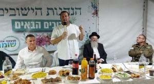 דגן ואורחים בסוכה צילום: מועצה אזורית שומרון חדשות