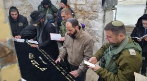 דוידי בן ציון, מפקד אוגדת איו"ש וקצין הגמ"ר אוגדת איו"ש מתפללים צילום: מועצה אזורית שומרון פורים
