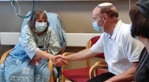 ד"ר אהרון בלוך יחד עם המושתלת נעמי שקד מונדר צילום: באדיבות המשפחה חדשות