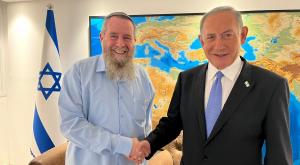 מעוז ונתניהו לאחר החתימה צילום: דוברות פוליטי