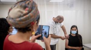 גילי 12-15 מתחסנים צילום: Yonatan Sindel/Flash90 חדשות