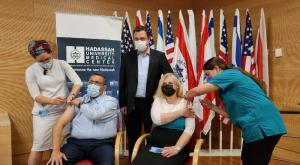ראש העיר ורעייתו מתחסנים  צילום: דוברות עיריית ירושלים ברנז'ה
