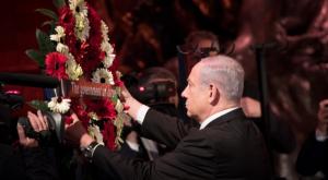 נתניהו מניח זר בפורום השואה העולמי בשנה שעברה צילום: Yonatan Sindel/Flash90 חדשות