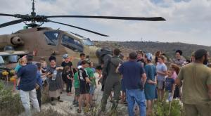 המסוק, הצוות והתושבים צילום: יצחק קליין מבזקים