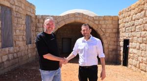 שלום אסייג ויוסי דגן בסט הצילום של הסרט, ליד קבר יוסף המשוחזר במרפסת של המדינה צילום: אליחי מנחם ברנז'ה