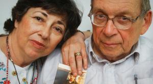 יונה ומרים באומל עם תמונת בנם זכריה ז"ל, 2003 |  צילום: Flash90 המגזר