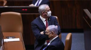 גנץ ונתניהו צילום: Alex Kolomoisky/POOL חדשות
