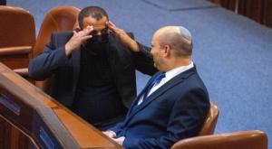 בנט וקארה במליאת הכנסת, ארכיון צילום: Olivier Fitoussi/Flash90 &ensp;&ensp;&ensp;&ensp; פוליטי