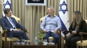 בני הזוג אוקנין במפגש עם הנשיא הרצוג צילום: לע"מ חדשות
