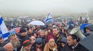 המונים במקום הפיגוע צילום: ברל'ה קרומבי התיישבות