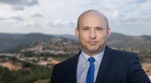 בנט על רקע היישוב עלי שבבנימין צילום: פלאש 90 חדשות