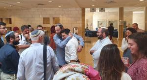 הרב לוינשטיין בחיבוק לשיקלי צילום: ללא חדשות