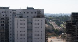 בניין בשכונה החדשה על רקע הישוב הוותיק |  צילום: Sraya Diamant/Flash90 התיישבות