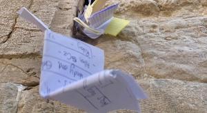 מתכוננים לפסח בכותל המערבי צילום: הקרן למורשת הכותל המערבי חדשות