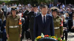 הנשיא הרצוג מניח זר ביד ושם צילום: עמוס בן גרשום/ לע"מ חדשות