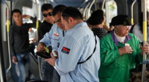 כרטיסנים ברכבת הקלה, הצעת החוק מתייחסת לאוטובוסים בלבד צילום: Uri Lenz/FLASH90 כסף