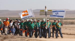 עובדי חברת החשמל, כבר התחילו לעבוד על יישום החוק צילום: Dudu Greenspan/Flash 90 חדשות