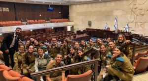 החיילת וחבריה ליחידה צילום: דוברות הכנסת חדשות