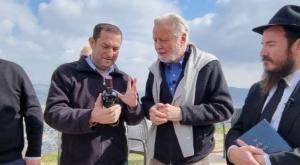 ג'ון וויט וראש המועצה יוסי דגן צילום: מועצה אזורית שומרון חדשות